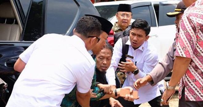 Menko Polhukam Wiranto (kedua kiri) diserang orang tak dikenal dalam kunjungannya di Pandeglang, Banten, Kamis (10/10). 