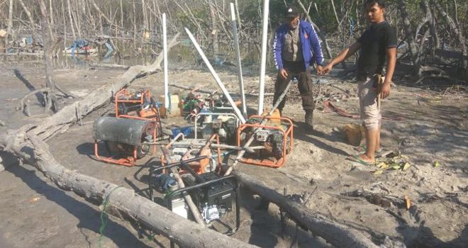 caption: Aparat kepolisian mengamankan barang bukti mesin robin untuk menambang di HLP Sungai Balai, Kecamatan Sijuk, Kamis (10/10) kemarin.