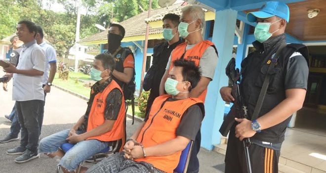 Tiga tersangka yakni Rudi Sipahutar (53), Ruzimal (43) dan Budi Setiawan (32) saat ekspose di Kantor BNNP Jambi kemarin (11/10).


