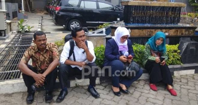 Ketum PHK21 Titi Purwaningsih (kanan) bersama pengurus inti menunggu Kepala BKN Bima Haria Wibisana. 