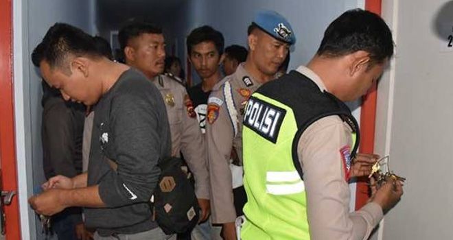 Polres Banjarbaru saat menggelar Patroli Unit Kecil Lengkap (UKL) guna cipta kondisi, Sabtu (12/10) malam. Dalam giat itu petugas menjaring pasangan mesum dan pecandu narkoba.