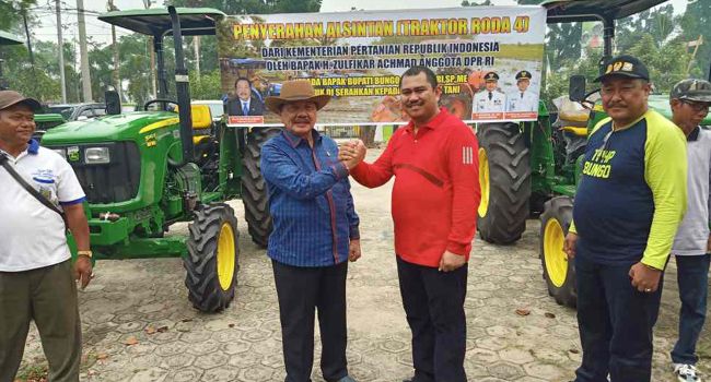 H. Mashuri dan Zulfikar Achmad, saat penyerahaan bantuan traktor di kantor dinas Tanaman Pangan Hultikultura dan Perkebunan.