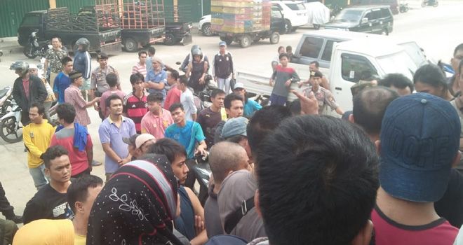 UNJUK RASA: Puluhan pedagang Angso Duo baru melakukan aksi unjuk rasa di kantor PT EBN (15/10) kemarin.