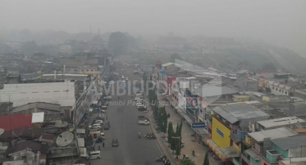 Suasana Kota Jambi yang diselimuti kabut asap, Rabu (16/10).