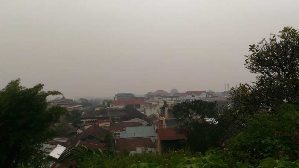 Kabut asap di Kerinci dan Sungai Penuh pada Rabu (16/10).