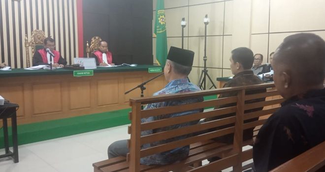 Saksi dalam persidangan Asiang yang juga merupakan mantan anggota DPRD Provinsi Jambi, Elhelwi dan Supardi Nurzain.