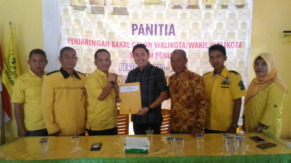 Calon Wali Kota Sungai Penuh, Fikar Azami, yang merupakan mantan Ketua DPRD Sungai Penuh, usai mebdaftar di Partai Nasdem dan Partai Berkarya pada Kamis (17/10).