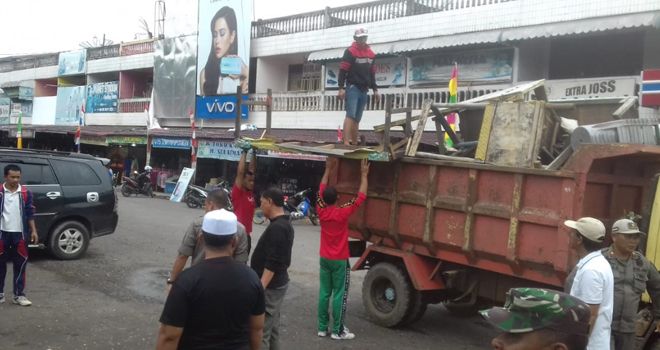 Dinas Perkim dan Satpol PP Sarolangun melakukan penertiban PKL yang berjualan di trotoar jalan, yang ada di jalan lintas Sumatra Kota Sarolangun,, Jumat (18/10).