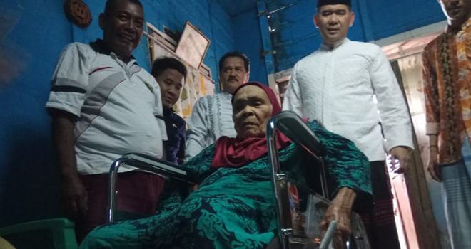 Walikota Jambi Sy Fasha sehari sebelum memenuhi undangan HUT Kabupaten Bungo mengunjungi warga Bungo yang membutuhkan kursi roda Jumat (18/10).