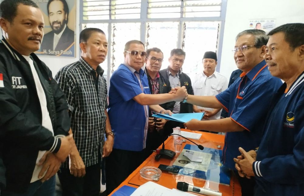 Kandidat calon Gubernur Jambi, Ramli Taha resmi meminang partai NasDem. Ini setelah Ramli Taha mengembalikan formulir penjaringan ke sekretariat DPW NasDem Provinsi di jalan Soekarno Hatta, Senin (21/10).