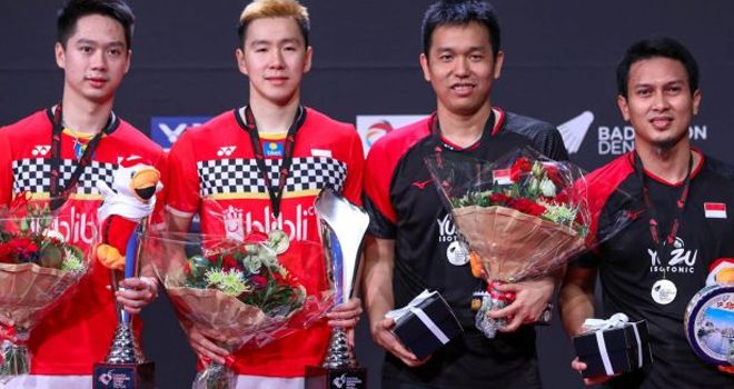 Dua ganda putra terbaik dunia asal Indonesia berpose di podium Denmak Open 2019. 