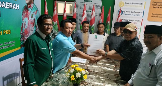 Ramli Taha datang mengambil formulir pejaringan Partai Kebangkitan Bangsa (PKB) di Pematang Sulur, Kota Jambi, Selasa (22/10).