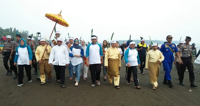 Pemerintah Kabupaten Tanjung Jabung Timur (Tanjabtim), menggelar acara tahunan Mandi Safar Festival di Kecamatan Sadu, tepatnya di pantai Babussalam Desa Air Hitam Laut, Rabu (23/10).
