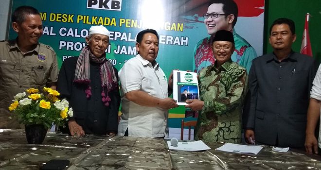 Kedatangan orang nomor satu di Kabupaten Sarolangun bersama puluhan tim pemenangannya disambut oleh Sekretaris DPW PKB Provinsi Jambi, Tadjuddin Hasan berserta jajarannya.