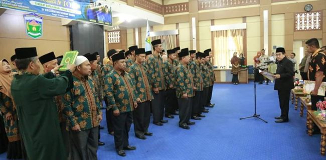 Wali Kota Sungaipenuh, H. Asafri Jaya Bakri (AJB), melantik sekaligus mengambil sumpah Dewan Hakim Musabaqah Tilawatil Qur'an (MTQ) ke XII tingkat Kota Sungaipenuh.