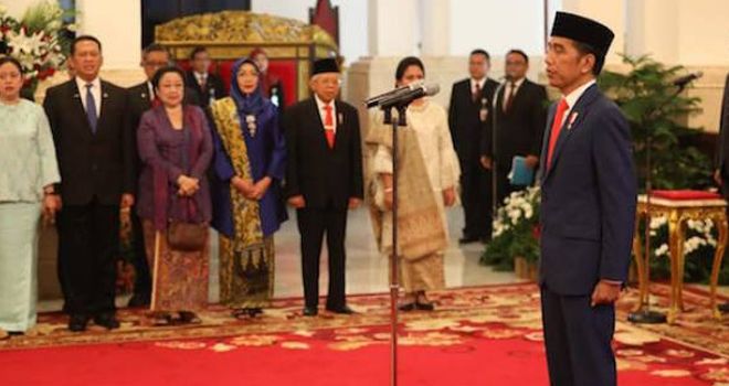Ketua DPR RI Puan Maharani (kiri) menghadiri pelantikan Kabinet Indonesia Maju di Istana Negara, Jakarta, Rabu (24/10). 