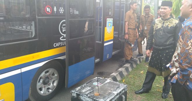 Walikota Jambi, Sy Fasha saat melakukan pengecekan Capsule Bus (21/10)