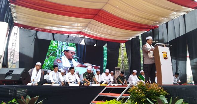 Kapolda Jambi Irjen Pol Muchlis resmi membuka Tablik Akbar dan Do'a Bersama Merajut Kesatuan dan Persatuan tersebut berlangsung di Mapolda Jambi, Jum'at (25/10).