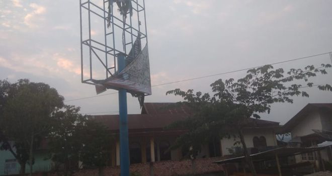 Terlihat billboard ukuran raksasa yang dikhawatirkan warga roboh saat angin kencang.