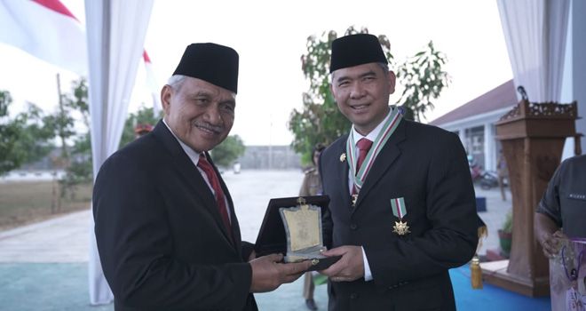 Walikota Jambi menerima penghargaan Bintasng Astha Hannas oleh Kampus Pembangunan Karakter Bangsa Indonesia (PKBI) Astha Hannas.