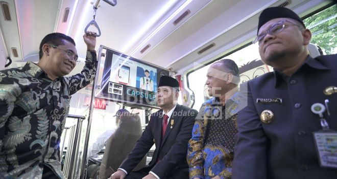 Walikota dan Wawako Jambi Sy Fasha dan Maulana mencoba Capsul Bus bersama Chairman MIS Group Tedy Agustiansjah Senin (28/10).