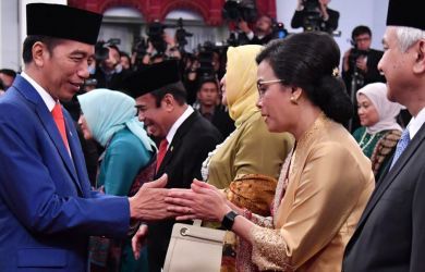 Menteri Keuangan Sri Mulyani mendapat ucapan selamat dari Presiden Jokowi usai pelantikan menteri.