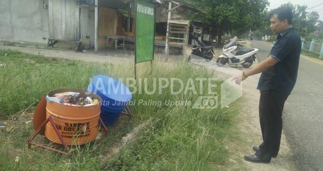 Warga Angso Duo, Kecamatan Pasar Muara Bungo mengeluhkan kondisi sampah yang menumpuk di TPS.