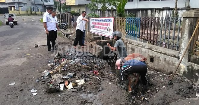 Kepala Bidang SDA Dinas PUPR Kota Jambi melakukan pengecekan lokasi drainase yang tersumbat.

 

