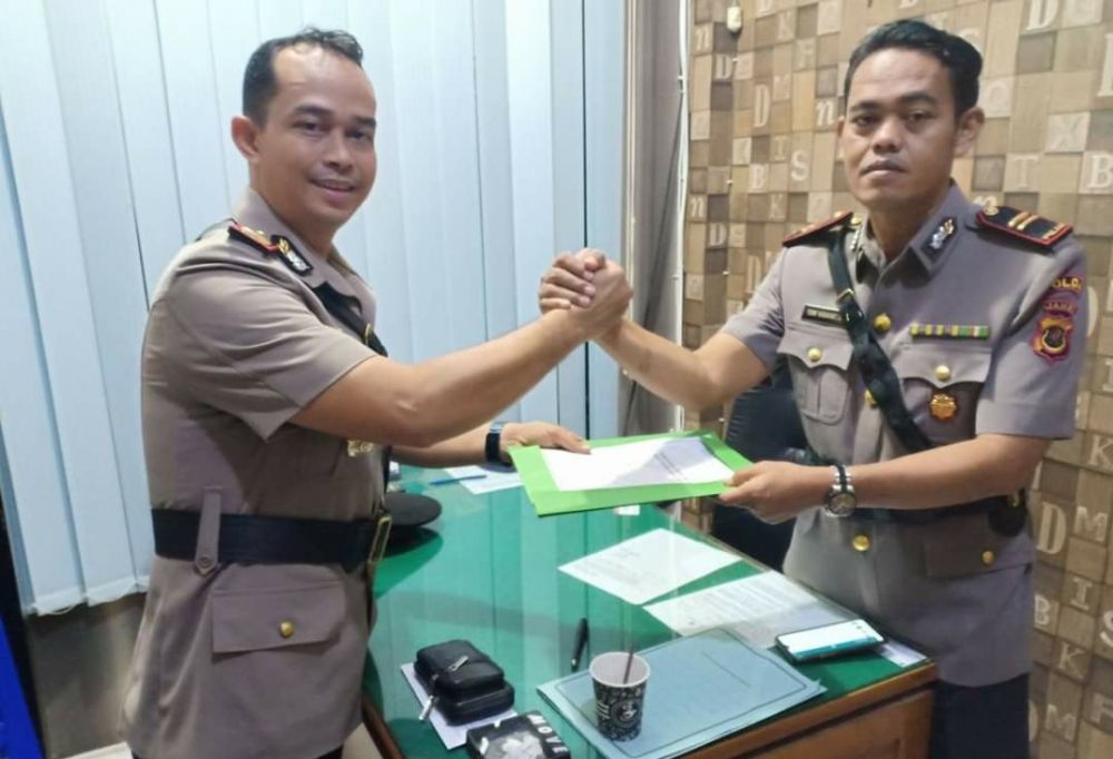 Kapolres Kerinci AKBP Dwi Mulyanto, memimpin serah terima jabatan (sertijab) Kepala Satuan Reserse Kriminal (Kasatreskrim) Polres Kerinci, pada Rabu (30/10/2019) hari ini.