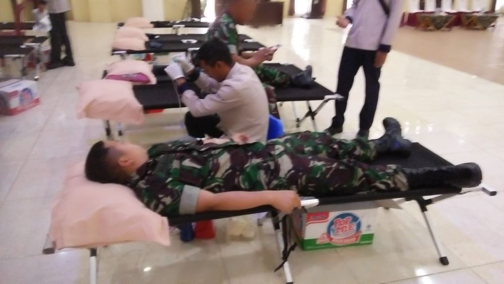 Peringati HUT Ke-74 Korps Brimob Polri, Prajurit TNI Korem 042/Gapu Ikuti Aksi Sosial Donor Darah.
