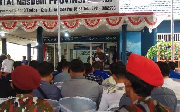 H Bakri saat menyampaikan visi dan misi di DPW Nasdem Provinsi Jambi Rabu (30/10).
