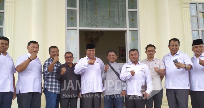 Anggota DPR RI Hasan Basri Agus selaku Ketua PMI Provinsi Jambi, foto bersama dengan pungurus PMI, Kamis (31/10) kemarin.