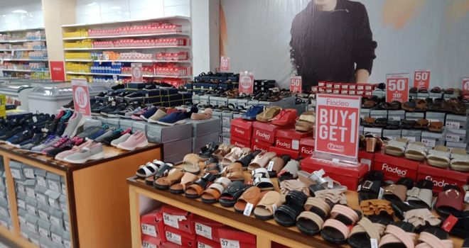 Produk sepatu dan sandal merek Fladeo turun harga sampai dengan 70 persen di Tropi Mart Mendalo.