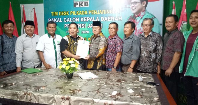 Kamis (31/10), Presiden Himpunan Keluarga Kerinci Indonesia (HKKI) ini mengembalikan formulir penjaringan di Partai Kebangkitan Bangsa (PKB).