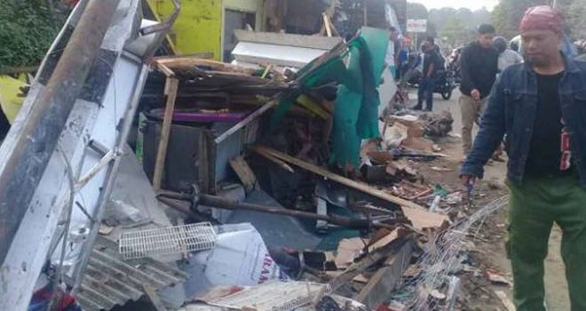 Kondisi warung di Jalur Ciawi-Sukabumi yang hancur ditabrak truk tangki air, Kamis (31/10) dini hari.