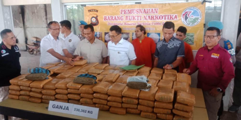 Ditresnarkoba Polda Jambi memusnahkan narkotika jenis ganja seberat 230, 362 kg, dari tangan tiga tersangka yakni RZ, YS dan SB yang di amankan pada bulan Agustus silam.