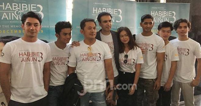 Pemain dan tim produksi film ‘Habibie & Ainun 3’ di MD Place, Jakarta Selatan, Kamis (31/10). 
