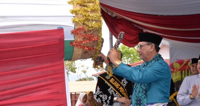 M.Dianto,  Saat membuka Festival Kerinci, di Dermaga Danau Kerinci, Minggu (03/11).