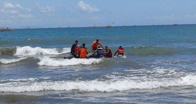 Tim SAR gabungan dari Sukabumi melakukan pencarian korban kecelakaan laut.