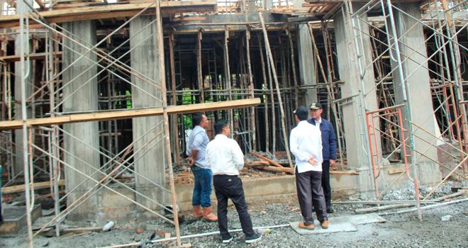 Bupati Tebo, H Sukandar, S.Kom M.Si, saat memantau pembangunan kantor.