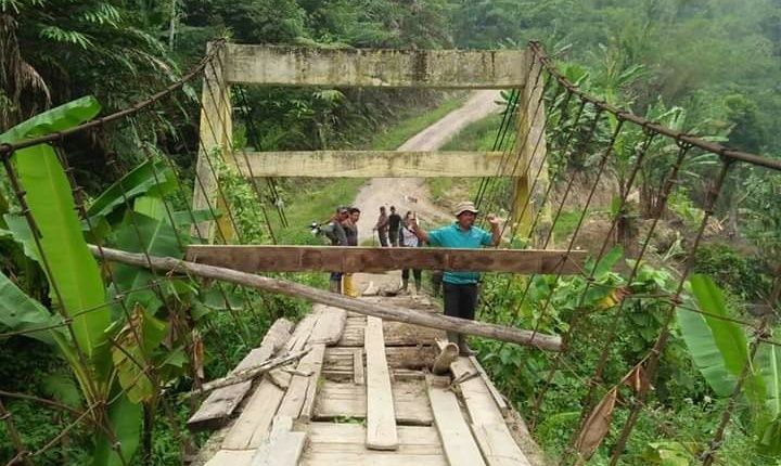 Jembatan gantung yang merupakan jalan masuk satu satunya yang menghubungkan Desa Tanjung Kasri dan Renah Kemumu.