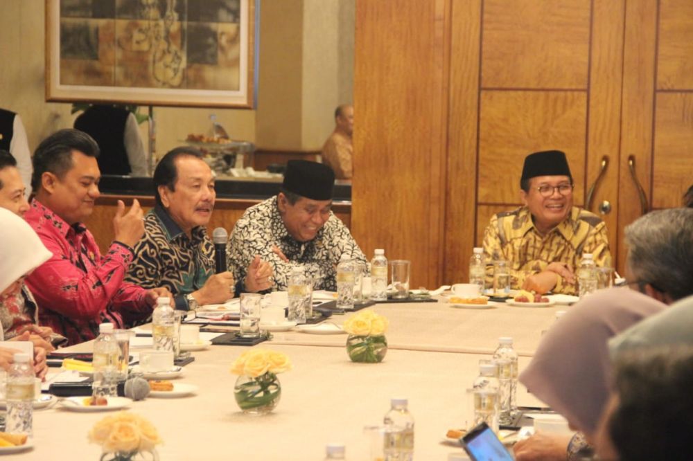 Gubernur Jambi Fachrori Umar, mengadakan pertemuan bersama anggota DPR dan DPD RI Daerah Pemilihan Provinsi Jambi di Hotel Mulia Senayan, Jakarta, Selasa (5/11).