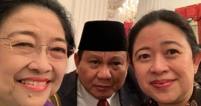 Megawati Soekarnoputri dan Puan Maharani berswafoto bersama Prabowo Subianto usai pelantikan menteri Kabinet Indonesia Maju.