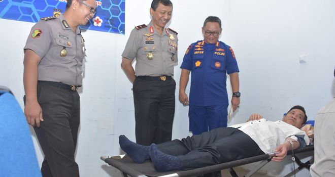 Wakapolda Jambi Brigjen Pol CBS Nasution mengawali pendonoran darah ini, dilanjutkan dengan anggota polri yang turut ikut dalam kegiatan ini, dan para peserta yang lainnya.
