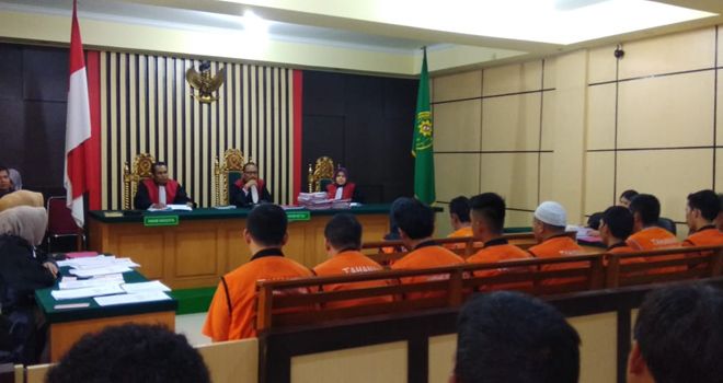 Dalam persidangan di Pengadilan Negeri Jambi, yang beragendakan menolak atau menerima atas pemindahan dan penangguhan terdakwa Deli Fitri yang juga isteri dari ketua SMB Muslim, ditolak majelis hakim.