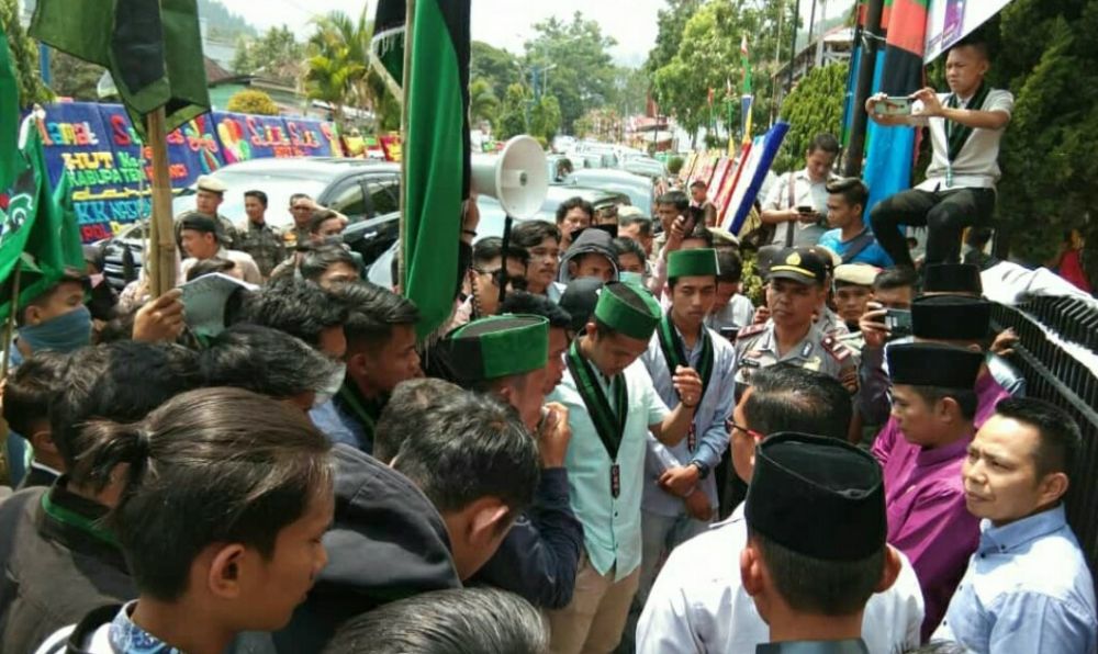 Mahasiswa yang tergabung di Himpunan Mahasiswa Islam (HMI) Cabang Kabupaten Kerinci, pada Senin (11/11/2019) kemarin, melakukan aksi demo depan kantor DPRD Kabupaten Kerinci.