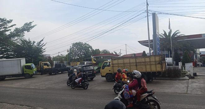 Karena kurang kuota BBM, maka antrean kendaraan di seluruh SPBU di Bungo pun terjadi.