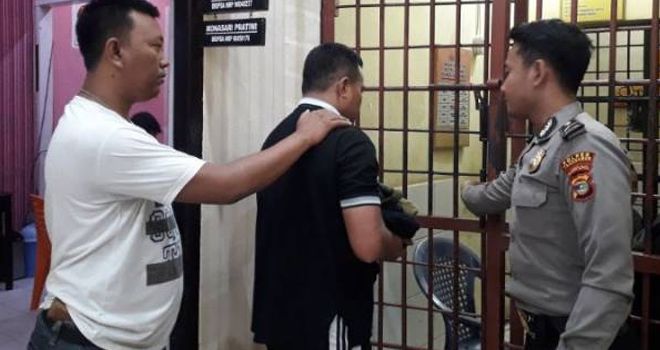 Tersangka pencabul anak tiri, yang ditangkap anggota Polsek Pematangsawa saat bersembunyi di Blora, Jawa Tengah.
