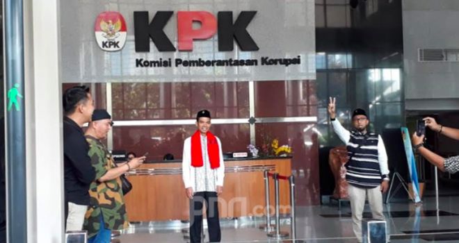 Ustaz Abdul Somad (UAS) menyambangi Gedung Komisi Pemberantasan Korupsi (KPK), Jakarta Selatan, Selasa (19/11). 