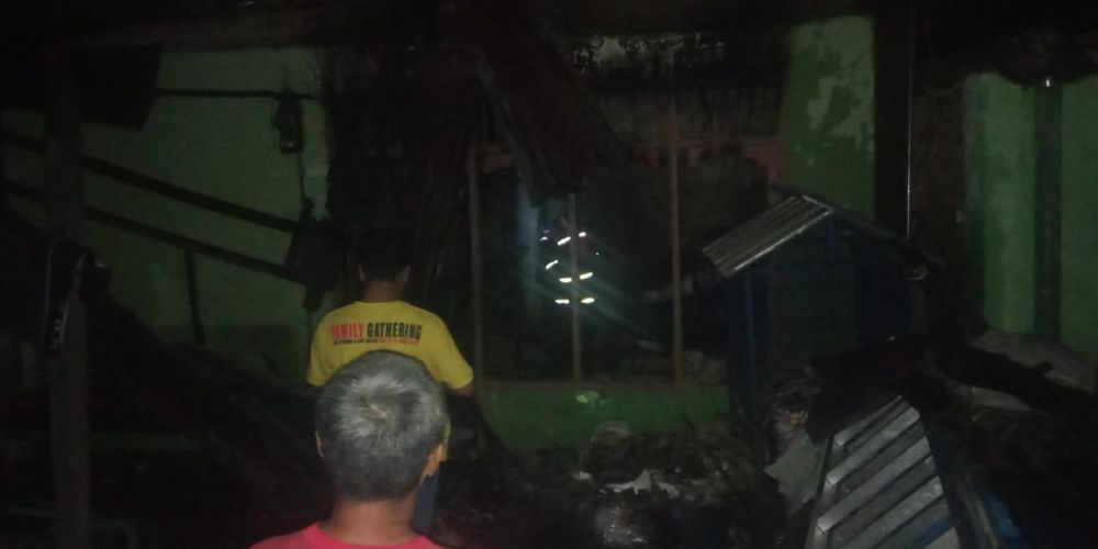 Kebakaran yang menghanguskan satu unit rumah di kelurahan kasang kecamatan Jambi Timur.